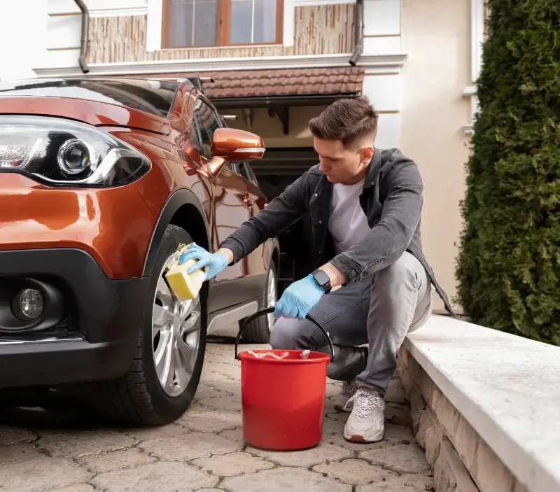 Lavage auto à domicile Saint-Bonnet-de-Joux : professionnel intervenant sur un véhicule